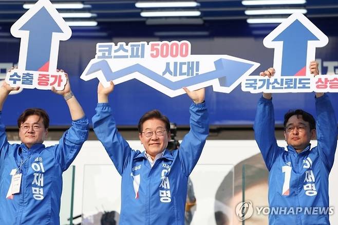 더불어민주당 이재명 대선후보가 지난달 29일 서울 서초구 고속버스터미널 앞에서 열린 서초구·강남구 유세에서 ‘코스피 5000 시대’라고 적힌 문구를 들어 보이며 퍼포먼스를 하고 있다. <사진=연합뉴스>