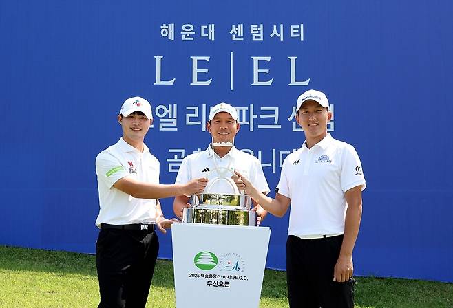 배용준, 문도엽, 김백준(왼쪽부터)이 지난 3일 열린 KPGA 투어 백송홀딩스-아시아드CC 부산오픈 포토콜에서 우승 트로피를 앞에 두고 기념촬영을 하고 있다.  KPGA