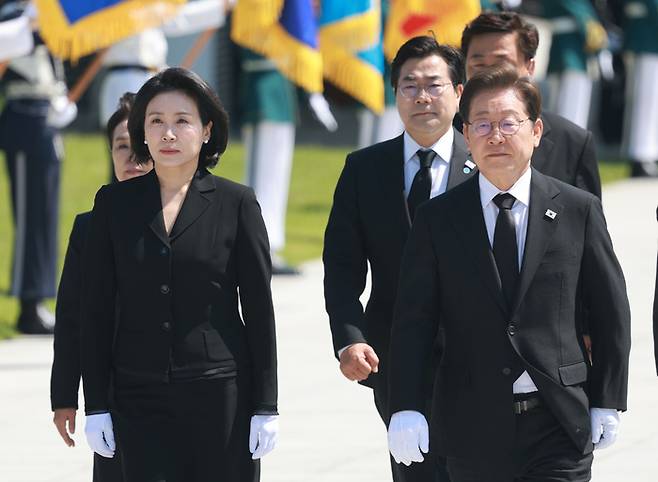 이재명 대통령과 김혜경 여사가 4일 서울 동작구 국립서울현충원에서 더불어민주당 선대위 지도부와 함께 현충탑 참배를 위해 이동하고 있다. [대통령실사진기자단 = 이승환기자]