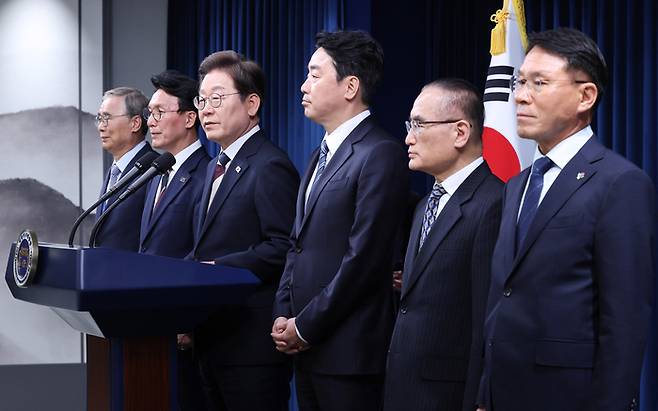 이재명 대통령이 4일 서울 용산구 대통령실 브리핑룸에서 국무총리 후보자, 대통령 비서실장 등 첫 인사 발표를 하고 있다. 왼쪽부터 이종석 국가정보원장 후보자, 김민석 국무총리 후보자, 이 대통령, 강훈식 비서실장, 위성락 안보실장, 황인권 경호처장. [이승환 기자]