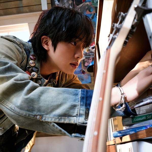 방탄소년단 진이 미국 빌보드 메인 앨범차트에 2주 연속 오르며 글로벌 아티스트의 저력을 이어가고 있다.