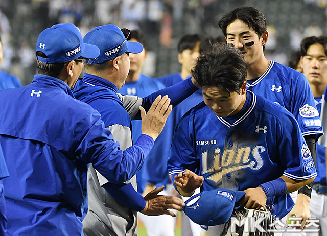 30일 서울 잠실야구장에서 ‘2025 KBO리그’ 삼성 라이온즈와 LG 트윈스의 경기, 삼성 박진만 감독이 박승규와 하이파이브를 나누며 머리를 쓰다듬고 있다.