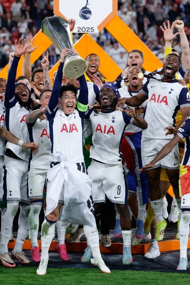 해리 케인이 떠난 토트넘에서 가장 상징적인 선수는 역시 손흥민이다. 그는 유로파리그 우승 후 “오늘만큼은 스스로 전설이라고 해도 되지 않을까(웃음). 17년 동안 그 누구도 해내지 못한 걸 이뤘다. 훌륭한 선수들이 많지만 오늘만큼은 나도 이 클럽의 전설이라고 말하고 싶다”고 이야기했다. 사진=AFP=연합뉴스