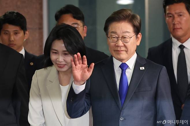 이재명 더불어민주당 대통령 후보가 3일 밤 당선이 확실시된 가운데 김혜경 여사와 인천 계양구 자택에서 나와 지지자들을 향해 손을 흔들고 있다. 왼쪽은 부인 김혜경 여사. 2025.6.3/뉴스1  Copyright (C) 뉴스1. All rights reserved. 무단 전재 및 재배포,  AI학습 이용 금지.