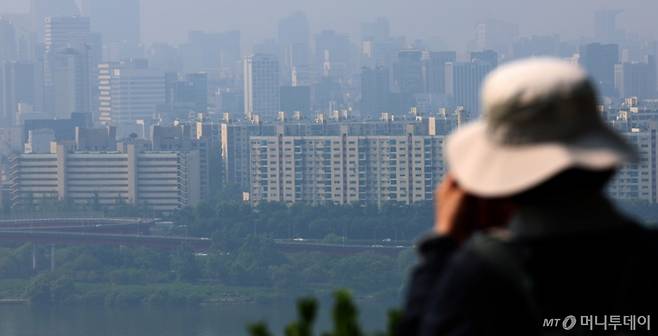 [서울=뉴시스] 이영환 기자 = 1일 서울 성동구 응봉산에서 강남구 압구정동 현대아파트가 보이고 있다.   지난 달 31일 한국부동산원에 따르면 5월 넷째주 기준 동남권(강남,서초,송파,강동) 아파트들의 준공 20년 초과 아파트들이 전주보다 0.42% 오른 것으로 파악됐다. 전국 20년 초과 아파트들의 가격은 0.02% 하락했지만 동남권 지역 20년 초과 아파트들은 지난 해 3월 넷째주 이후 61주 연속 가격이 상승 중이다. 2025.06.01.  20hwan@newsis.com /사진=이영환