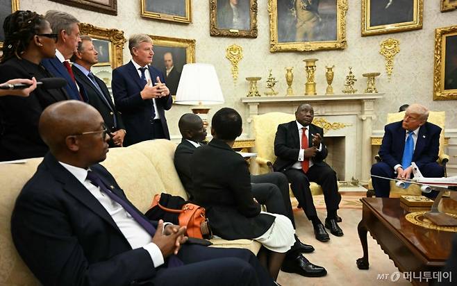 (AFP=뉴스1) 류정민 특파원 = 21일(현지시간) 미국 워싱턴DC에서 열린 도널드 트럼프 미국 대통령과 시릴 라마포사 남아공 대통령간 정상회담에서 남아공 출신 골퍼 어니 엘스가 발언하고 있다. 2025.05.21  ⓒ AFP=뉴스1  Copyright (C) 뉴스1. All rights reserved. 무단 전재 및 재배포,  AI학습 이용 금지. /사진=(AFP=뉴스1) 류정민 특파원