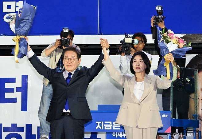 이재명 대통령과 김혜경 여사가 4일 오전 서울 여의도 국회 앞에서 열린 국민 개표방송 행사에서 시민들에게 인사하고 있다. (공동취재) 2025.06.04. /사진=뉴시스 /사진=