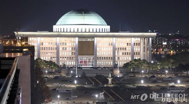 6일 서울 여의도 국회의사당이 환하게 불을 밝히는 앞으로 잔디광장에 헬기 착륙을 방지하기 위한 차량들이 주차돼있다. 2024.12.06. /사진=뉴시스 /사진=김선웅