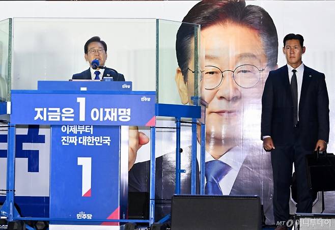 [서울=뉴시스] 조성우 기자 = 이재명 대통령이  4일 오전 서울 여의도 국회 앞에서 열린 국민 개표방송 행사에서 연설을 하고 있다. (공동취재) 2025.06.04. photo@newsis.com /사진=조성봉