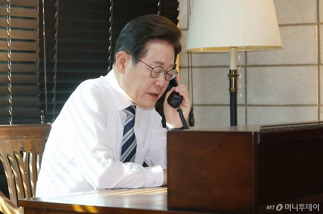 [인천=뉴시스] 최진석 기자 = 이재명 대통령이 4일 인천 계양구 사저에서 김명수 합동참모본부 의장으로부터 군 통수권 이양 보고를 받고 있다. (대통령실통신사진기자단) 2025.06.04. myjs@newsis.com /사진=최진석