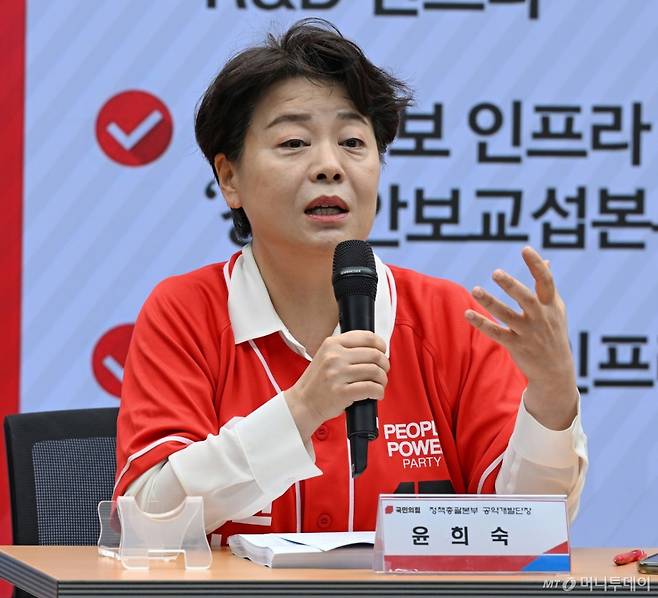 (서울=뉴스1) 안은나 기자 = 윤희숙 국민의힘 정책총괄본부 공약개발단장이 18일 서울 여의도 중앙당사에서 김문수 대통령 후보의 경제 공약 발표 관련 취재진 질문에 답하고 있다. (공동취재) 2025.5.18/뉴스1  Copyright (C) 뉴스1. All rights reserved. 무단 전재 및 재배포,  AI학습 이용 금지. /사진=(서울=뉴스1) 안은나 기자