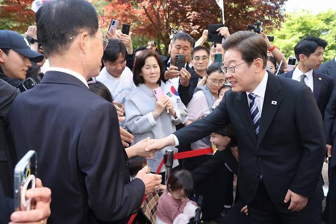 [인천=뉴시스] 최진석 기자 = 이재명 대통령이 4일 인천 계양구 사저에서 주민들과 인사를 나누고 있다. (대통령실통신사진기자단) 2025.06.04.