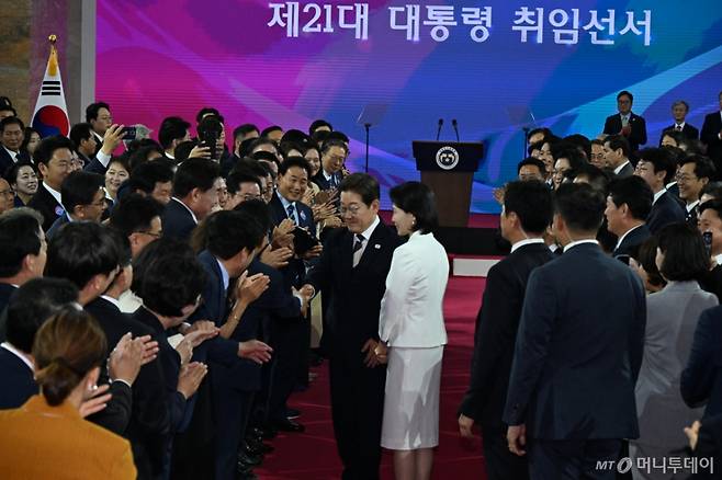 [서울=뉴시스] 국회사진기자단 = 제21대 대한민국 대통령으로 취임한 이재명 대통령이 4일 오전 국회 로텐더홀에서 취임선서를 하기  전 참석자들과 인사하고 있다.2025.06.04. photo@newsis.com /사진=