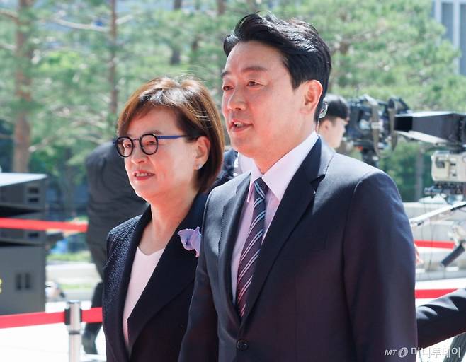 [서울=뉴시스] 국회사진기자단 = 대통령실 비서실장에 내정된 강훈식 더불어민주당 의원이 4일 오전 서울 여의도 국회의사당에서 열린 제21대 대통령 취임선서식에 참석하고 있다. 왼쪽은 진선미 의원. 2025.0604. photo@newsis.com /사진=