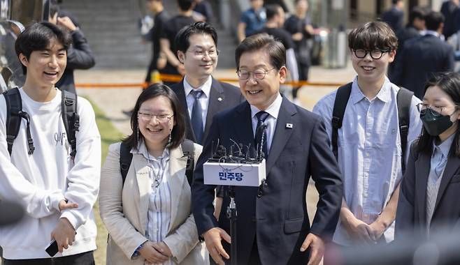 이재명 더불어민주당 대선후보가 지난달 29일 서울 서대문구 신촌동 주민센터 투표소에서 사전투표를 마치고 청년들과 함께 취재진의 질문에 답변하고 있다.(공동취재)/사진=뉴시스