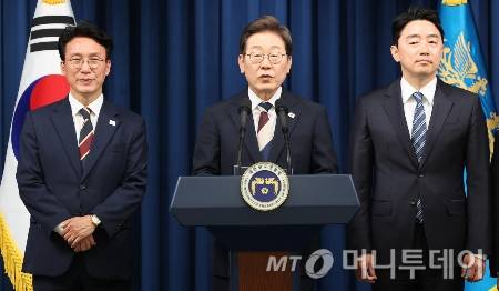 이재명 대통령이 4일 서울 용산구 대통령실 청사 브리핑룸에서 국무총리와 국정원장, 대통령 비서실장 등 인선발표를 하고 있다./사진=(서울=뉴스1) 허경 기자