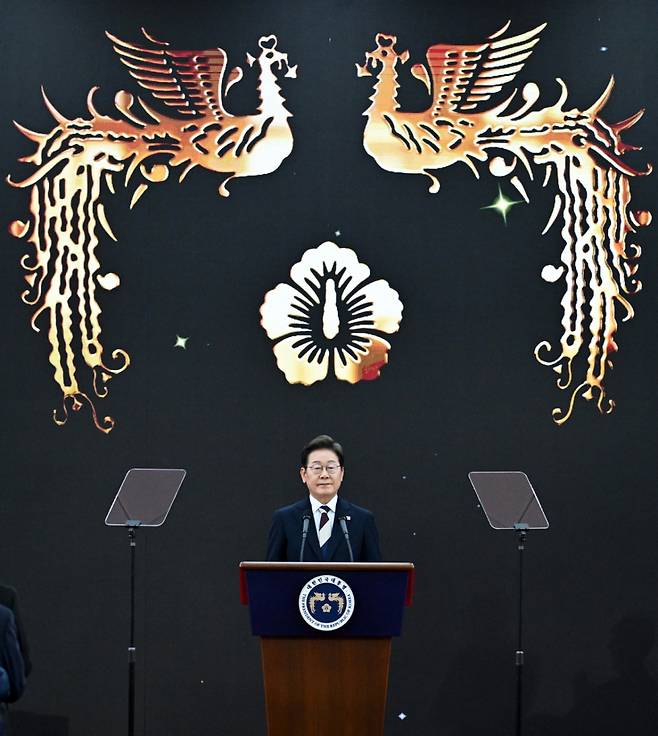 [서울=뉴시스] 국회사진기자단 = 이재명 대통령이 4일 서울 여의도 국회 로텐더홀에서 열린 제21대 대통령 취임 선서식에서 취임사를 하고 있다. 2025.06.04.