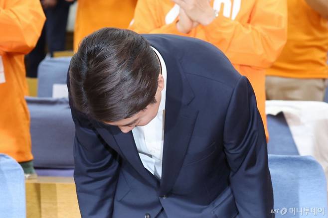 [서울=뉴시스] 권창회 기자 = 이준석 개혁신당 대선후보가 3일 서울 여의도 국회 의원회관에 마련된 제21대 대통령선거 개표상황실을 방문해 인사히고 있다. 2025.06.03. kch0523@newsis.com /사진=권창회