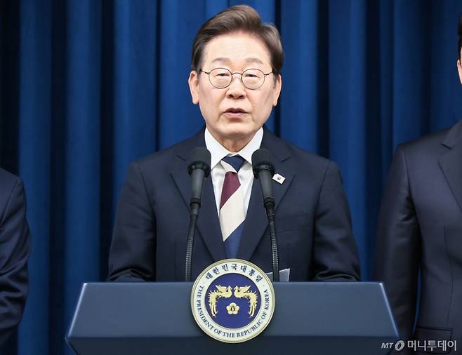 (서울=뉴스1) 허경 기자 = 이재명 대통령이 4일 서울 용산구 대통령실 청사 브리핑룸에서 국무총리와 국정원장, 대통령 비서실장 등 인선발표를 하고 있다. 2025.6.4/뉴스1  Copyright (C) 뉴스1. All rights reserved. 무단 전재 및 재배포,  AI학습 이용 금지. /사진=(서울=뉴스1) 허경 기자