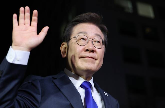 제 21대 대통령 선거에서 당선이 확실시된 이재명 더불어민주당 대통령 후보가 4일 서울 여의도 민주당사에 들어서고 있다. / 사진=공동취재