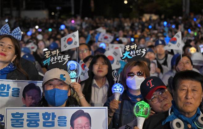 사진은 이날 서울 여의도 국회 앞에서 이 당선인의 연설을 듣는 지지자들의 모습. /사진=공동취재
