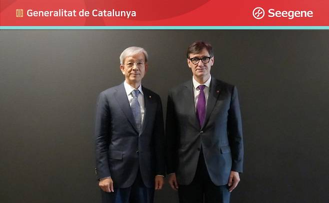 씨젠이 엔데믹 이후 실적 반등을 위해 기술공유 사업을 활발히 추진하고 있다. 천종윤 씨젠 대표(왼쪽)와 살바도르 이야 스페인 카탈루냐 주지사가 지난달 30일 서울 송파구 씨젠 본사에서 만나 기념촬영을 하고 있다. /사진=씨젠