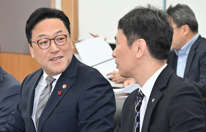 김병환(왼쪽) 금융위원장이 9일 오전 서울 종로구 정부서울청사에서 열린 금융상황점검회의에서 이복현 금융감독원장과 인사하고 있다. /사진=공동취재