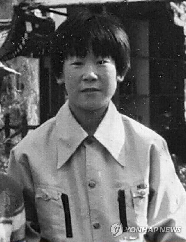 1978년 야구 글러브 공장인 ‘대양실업’ 소년공 시절의 이재명 대통령  당선인 모습. 이재명 대통령 당선인 측 제공. 연합뉴스