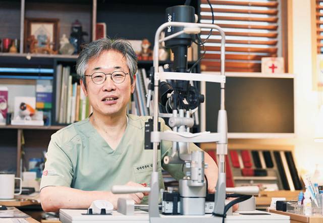 ‘제35회 삼성호암상’ 사회봉사상 수상자인 김동해 비전케어 이사장이 지난달 22일 서울 중구 명동성모안과의원에서 ‘함께 보는 밝은 세상’에 대한 비전을 설명하고 있다.  윤성호 기자