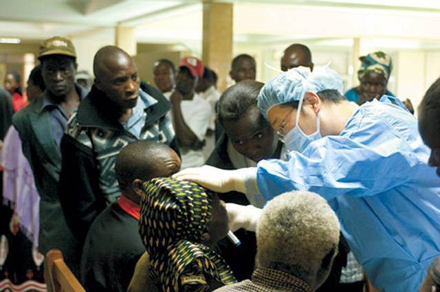 김동해 이사장이 2009년 아프리카에서 안과 의료 봉사활동을 하는 모습.  비전케어 제공