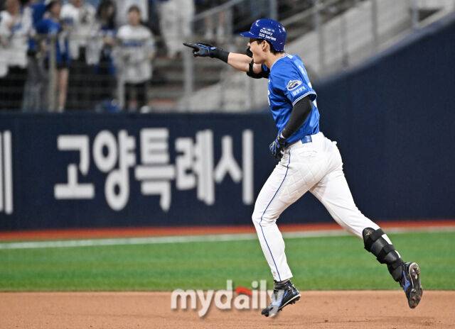 22일 오후 서울 고척돔 고척스카이돔에서 진행된 '2025 프로야구 KBO리그' 키움히어로즈와 삼성라이온즈의 경기. 삼성 구자욱이 8회초 2사 2루서 2점 홈런을 터뜨린 뒤 베이스를 돌고 있다./마이데일리