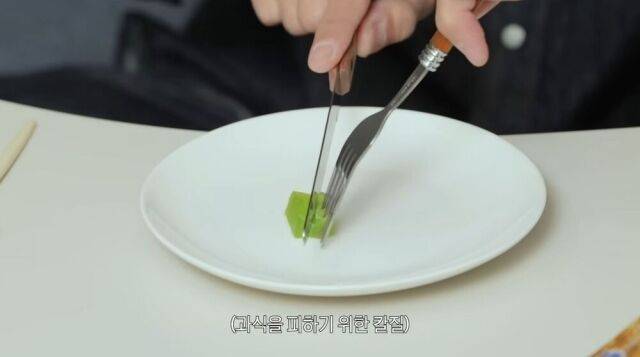 모델 겸 방송인 주우재가 과식을 피하기 위해 젤리마저 칼로 자르고 있다./'오늘의 주우재' 유튜브 캡처