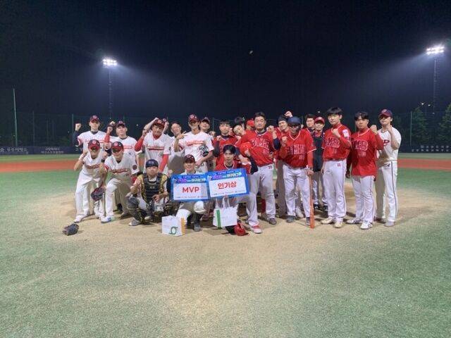 연예인 야구단 인터미션(왼쪽)과 BMB./한스타미디어