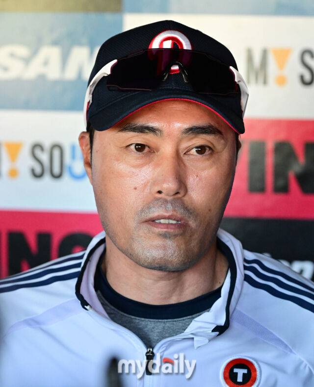 2025년 6월 4일 오후 서울 잠실구장에서 진행된 '2025 신한 SOL뱅크 KBO 리그' KIA 타이거즈와 두산 베어스의 경기. 두산 조성환 감독대행이 취재진의 질문에 답하고 있다./잠실 = 유진형 기자