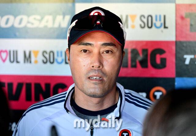 2025년 6월 4일 오후 서울 잠실구장에서 진행된 '2025 신한 SOL뱅크 KBO 리그' KIA 타이거즈와 두산 베어스의 경기. 두산 조성환 감독대행이 취재진의 질문에 답하고 있다./잠실 = 유진형 기자