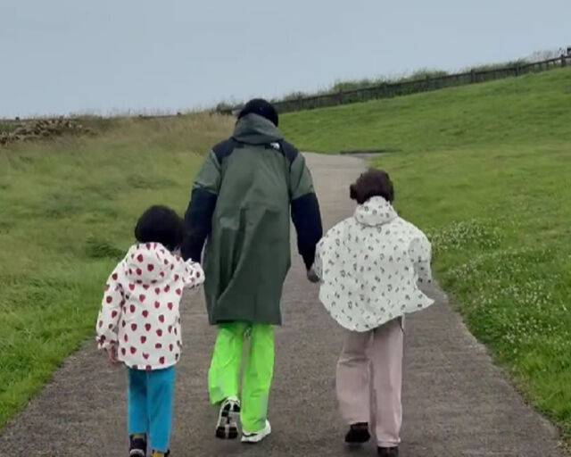 김나영의 연인 마이큐가 아이들과 손을 잡고 걷고 있다. / 김나영 소셜미디어 캡처