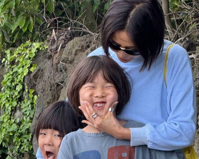 김나영이 아이들과 장난스러운 표정을 짓고 있다. / 김나영 소셜미디어 캡처