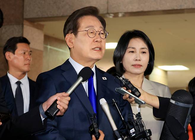 제21대 대통령 선거에서 당선이 확실시되는 더불어민주당 이재명 후보가 3일 밤 인천 계양구 자택을 나서며 입장을 밝히고 있다. [연합]