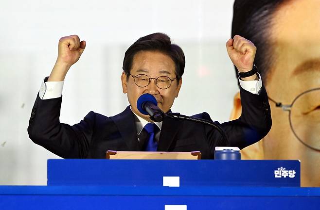 제21대 대통령 당선이 확실시되는 더불어민주당 이재명 대선 후보가 4일 서울 여의도 국회 인근에서 당 주최로 열린 국민개표방송 행사에 참석해 연설하고 있다. [연합]