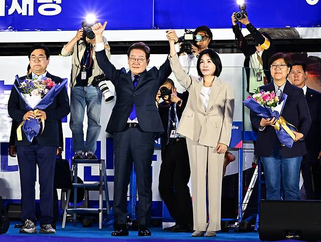 이재명 대통령 당선인이 부인 김혜경 여사가 4일 서울 여의도 국회 인근에서 당 주최로 열린 국민개표방송 행사에 참석해 시민들을 향해 인사하고 있다. [연합]