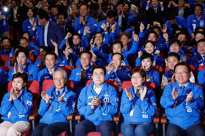 더불어민주당 박찬대, 윤여준 상임총괄선대위원장을 비롯한 선대위 관계자들이 3일 국회의원회관 개표상황실에서 제21대 대통령선거 지상파 출구조사 결과에서 이재명 후보가 51.7%로 앞서는 것으로 발표되자 환호하고 있다. [연합]