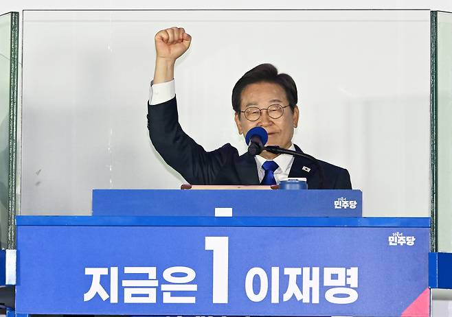 제21대 대통령 당선이 확실시되는 더불어민주당 이재명 대선 후보가 4일 서울 여의도 국회 인근에서 당 주최로 열린 국민개표방송 행사에 참석해 연설하고 있다. [연합]