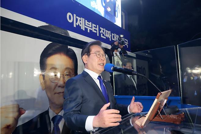 이재명 대통령이 제21대 대통령 당선이 확실시된 4일 새벽 서울 여의도 국회 인근에서 더불어민주당 주최 국민개표방송 행사에 참석해 연설하고 있다. [연합]