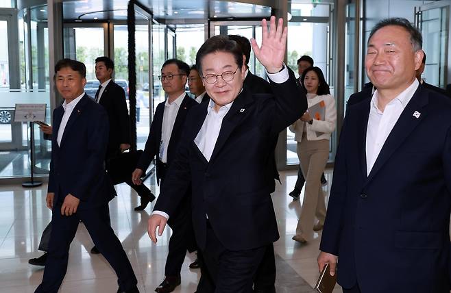 이재명 대통령이 더불어민주당 대선 후보 시절인 지난 4월 28일 경기도 이천시 SK하이닉스 이천캠퍼스에서 열린 AI 메모리반도체 기업간담회에 참석하고 있는 모습. 2025.4.28 [연합]