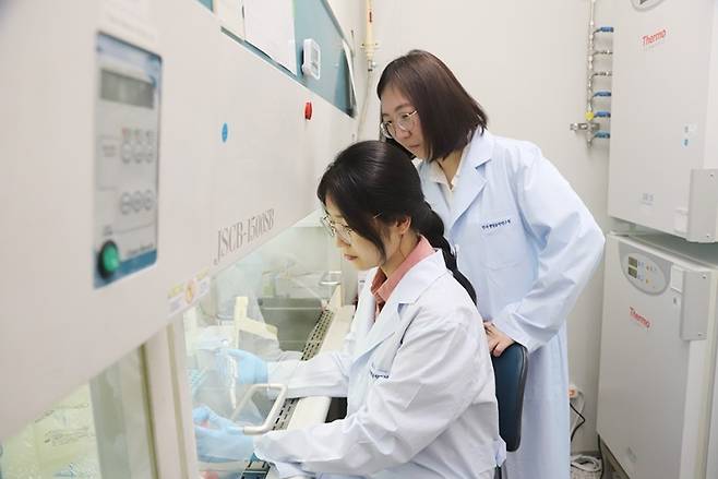 이미옥(오른쪽) 박사와 이영선 UST 학생이 오가노이드 관련 연구를 수행하고 있다. [한국생명공학연구원 제공]