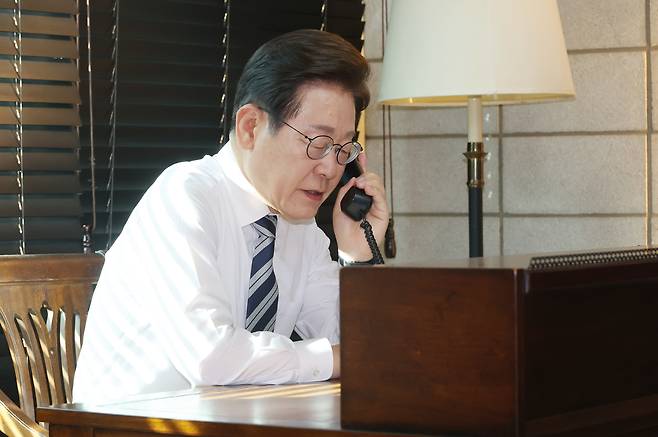 이재명 대통령이 4일 인천 계양구 사저에서 김명수 합참의장과 통화하며 군 통수권 이양 보고를 받고 있다. [연합]