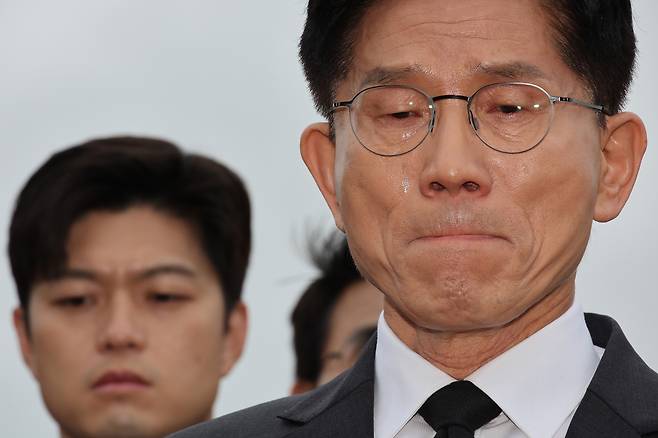 김문수 국민의힘 대선 후보와 김용태 비상대책위원장이 17일 광주 북구 국립 5·18 민주묘지를 찾아 박관현 열사 묘역에서 참배하고 있다. [연합]