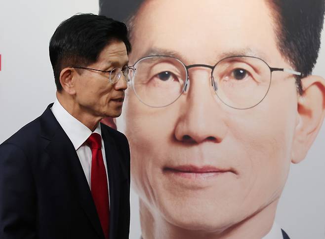 김문수 국민의힘 대선 후보가 4일 서울 영등포구 국민의힘 중앙당사에서 열린 기자회견을 마친 뒤 이동하고 있다.  [연합]