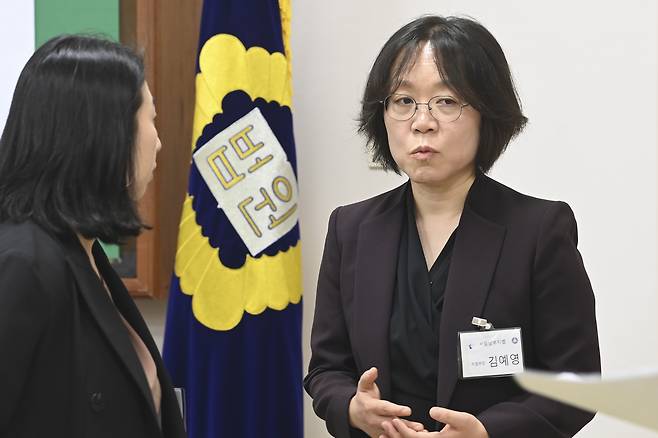 김예영(오른쪽) 전국법관대표회의 의장이 지난달 26일 오전 경기도 고양시 사법연수원에서 열린 전국법관대표회의에 참석하고 있다. 고양=임세준 기자