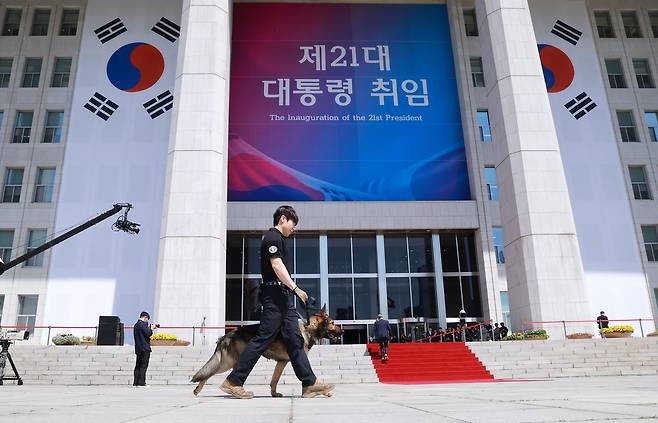 4일 이재명 대통령의 취임 행사가 열릴 국회 본청 주위에서 경찰특공대원이 경계 근무를 하고 있다. [연합]